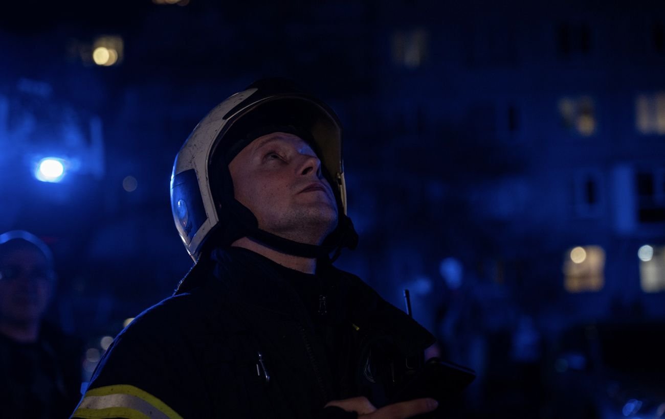 Оккупанты атаковали Запорожье: в административном здании произошел пожар (фото)