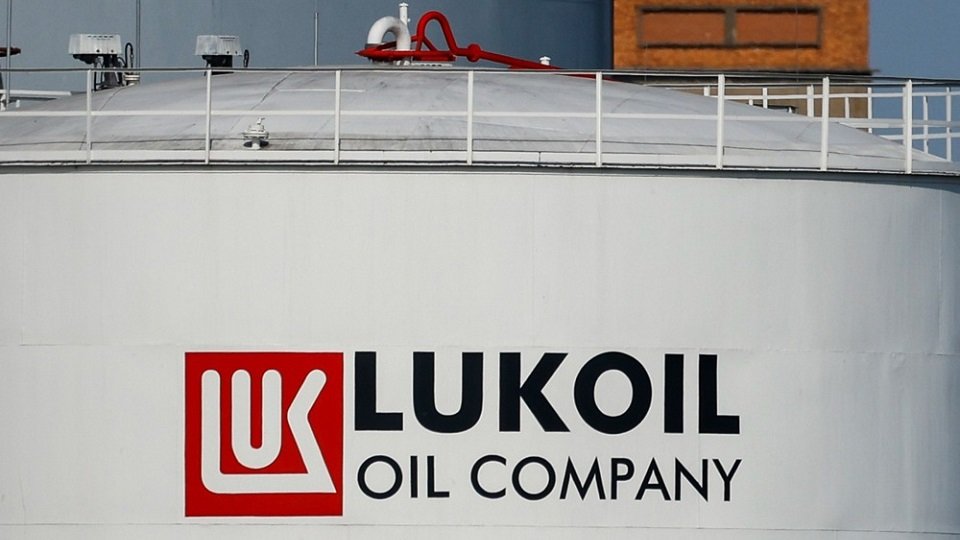 Об исключении из санкций Трампа просит Болгария, где есть НПЗ Лукойла – Politico