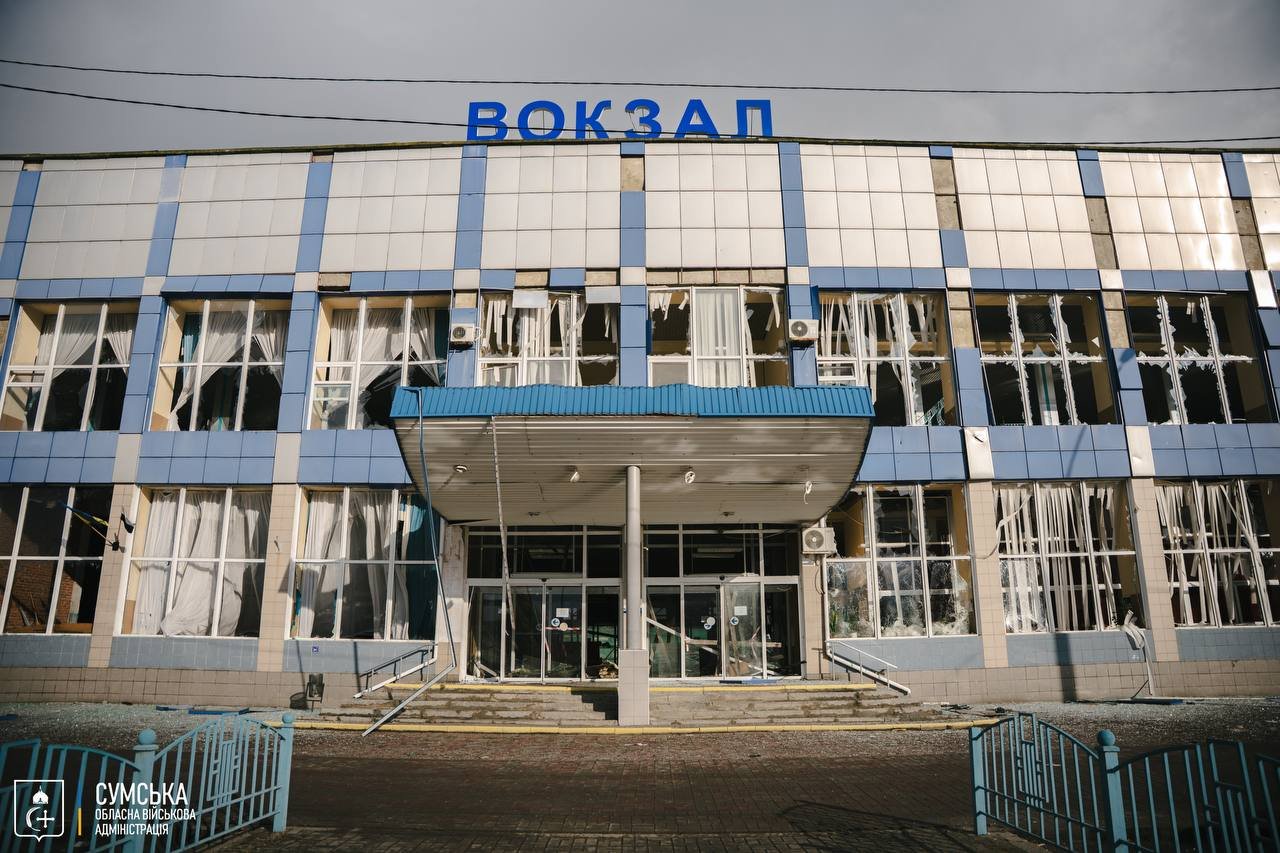 Россия повредила депо и инфраструктуру ж/д вокзала в Сумах – фото последствий атаки