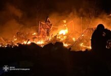 Россияне атаковали Днепропетровскую область: есть погибшие и раненые, загорелся магазин