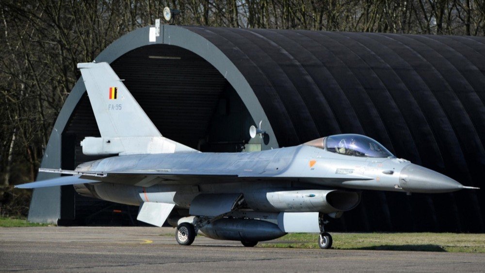 Неизвестные дроны шпионили за F-16 и боеприпасами на авиабазе в Бельгии – министр обороны