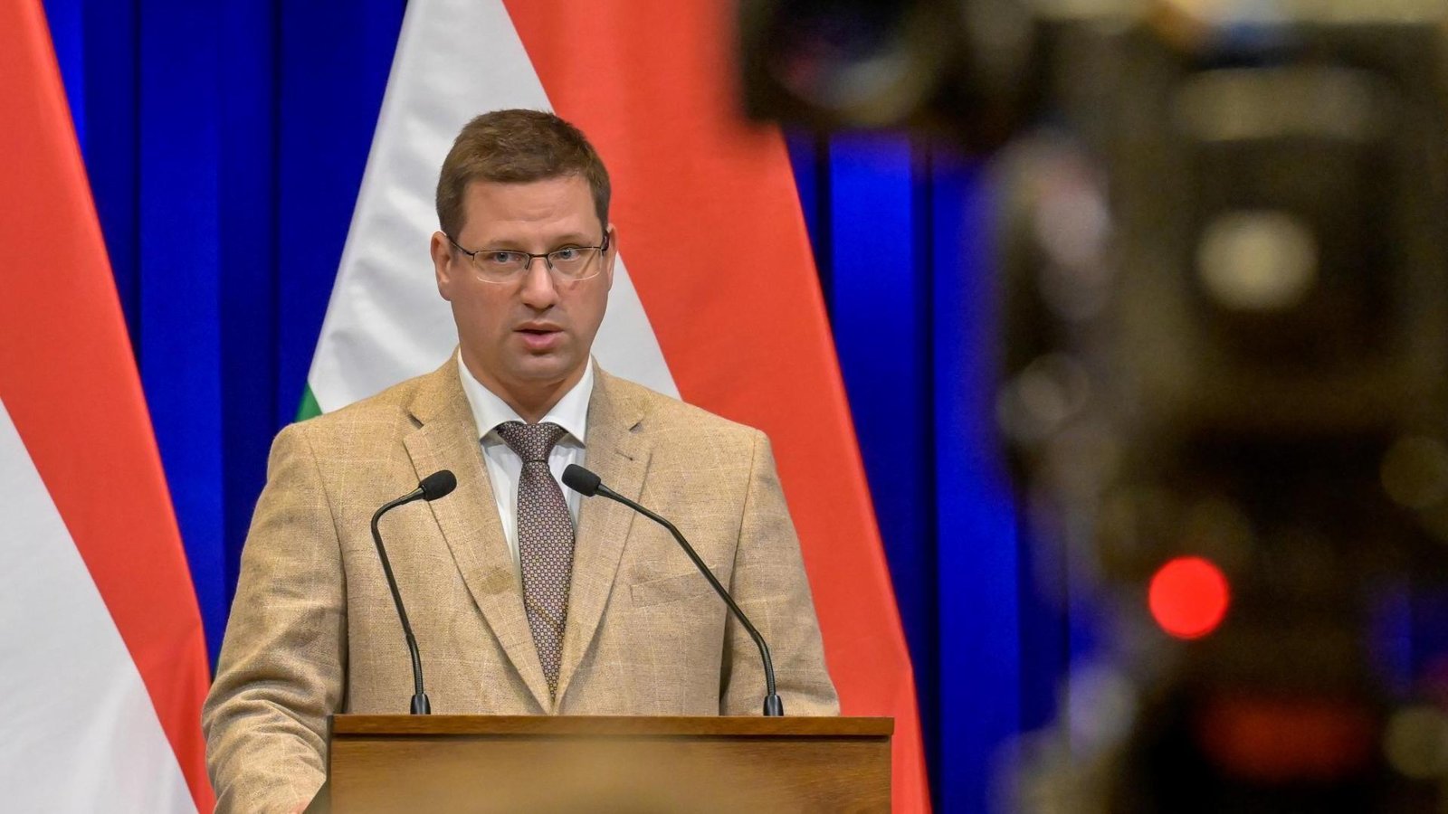 Правительство Орбана решило платить пенсионерам 14-ю пенсию. Весной в стране выборы