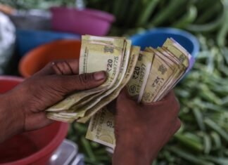 Рупия стала худшей валютой в Азии из-за войны в Украине