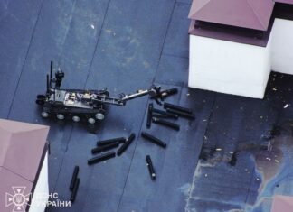 Россияне били по дому в Вышгороде кассетным дроном – к разминированию привлекли робота: видео, фото