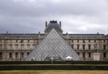 После большого ограбления Лувр постигла утечка водопровода