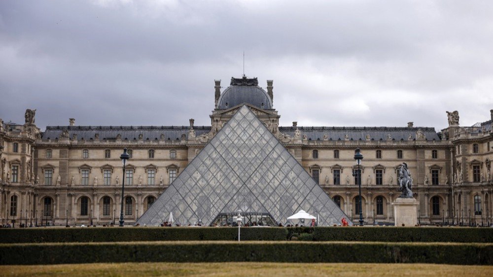 После большого ограбления Лувр постигла утечка водопровода