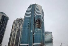 Россияне заявляют об ударах по нефтезаводу и порту. В Грозном прилетело в небоскреб – видео