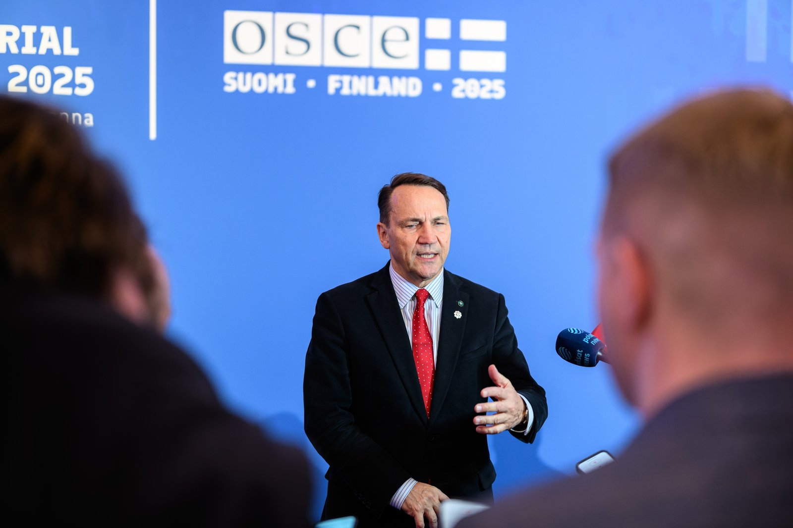 Сикорский заявил, что Зеленский «не потерял бы корону», если бы попросил о встрече с Навроцким