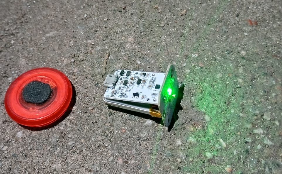 У входа в приемную Коордштаба нашли предмет, похожий на радиомаячок – фото