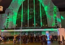 Центральный ЖД вокзал в Киеве «засиял»: Укрзализныця запустила артинсталляцию к Рождеству, фото