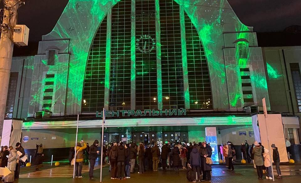 Центральный ЖД вокзал в Киеве «засиял»: Укрзализныця запустила артинсталляцию к Рождеству, фото