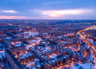 Россияне сбросили КАБ на одну из самых оживленных трасс Харькова: есть погибшие и раненые