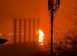 «Елочка, гори». Россияне заявляют об ударах по причалу и нефтезаводу в Туапсе – видео