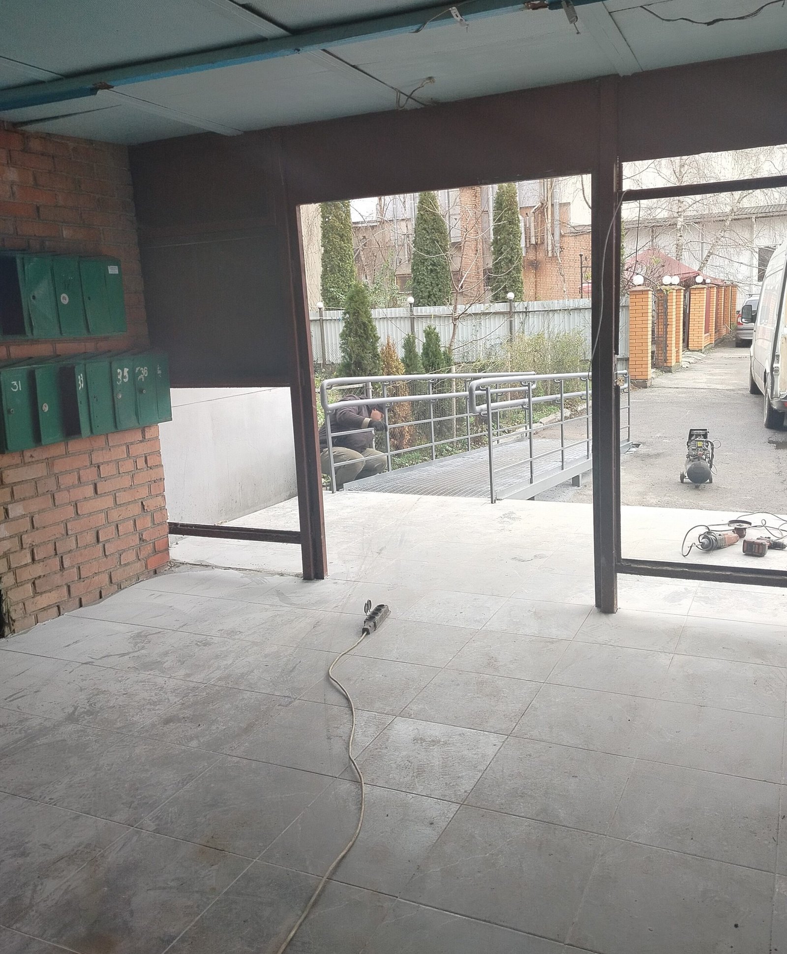 Пандус + підіймач з акумулятором: У Вінниці будинок на Зулінського, 41 роблять доступним для людей на кріслах колісних