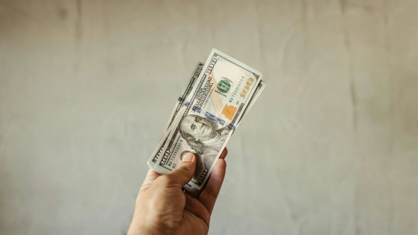 Курс валют на новогодние праздники: сколько заплатят украинцы за 100 долларов
