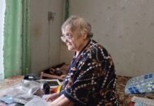 «Він один. І доглядати матір — нікому». Як мобілізували єдиного сина хворої 81-річної жінки