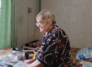 «Він один. І доглядати матір — нікому». Як мобілізували єдиного сина хворої 81-річної жінки