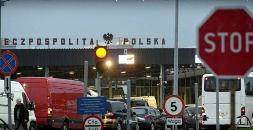 Украинцев развернут на границе: без какого документа закрыта дорога в Польшу