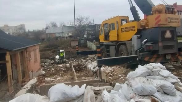 Залив бетоном берег та засмічував воду: на вінничанина склали протоколи за забруднення річки