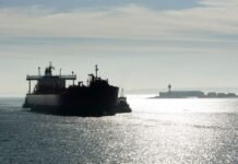 Танкер с российской нефтью прибыл в Китай по запутанному маршруту, — Bloomberg