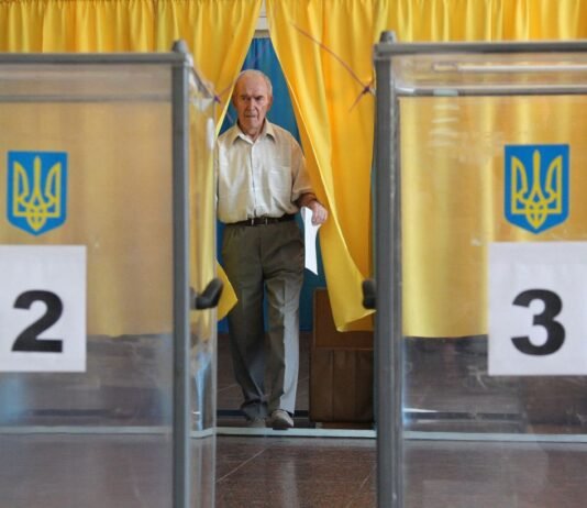 Миллионы украинцев за границей: ЦИК указала на сложность подсчета избирателей