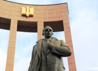 В центре Львова русский дрон упал возле памятника Бандере: видео