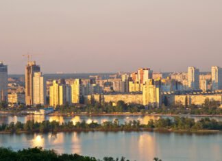 Россия атаковала Киев: более 5600 многоэтажек без тепла, левый берег – без света