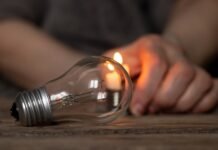 В Киеве с полуночи вводят временные графики отключений света – ДТЭК