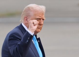 Трамп выругался и показал средний палец работнику завода Ford – видео