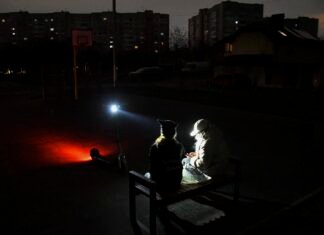 «Просто кто-то выключает тумблер». Кто виноват в том, что львовские больницы остались без света