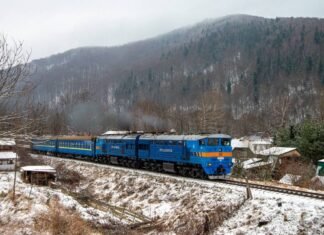 Из-за непогоды в Украине усложнено движение поездов. В Киевской области обесточен ЖД-участок