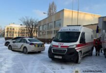 Полиция: В Киеве ученик напал с ножом на учительницу и одноклассника