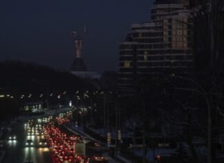 После массированной атаки РФ в Киеве без света более 800 000 абонентов – Шмыгаль