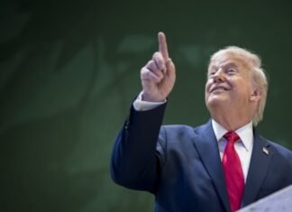 Трамп: У нас огромная армада рядом с Ираном, больше, чем в Венесуэле. Но Тегеран хочет говорить