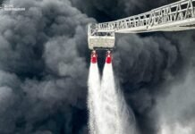 Во Львовской области все еще тушат пожар после ночной атаки России. Вредных веществ в воздухе нет