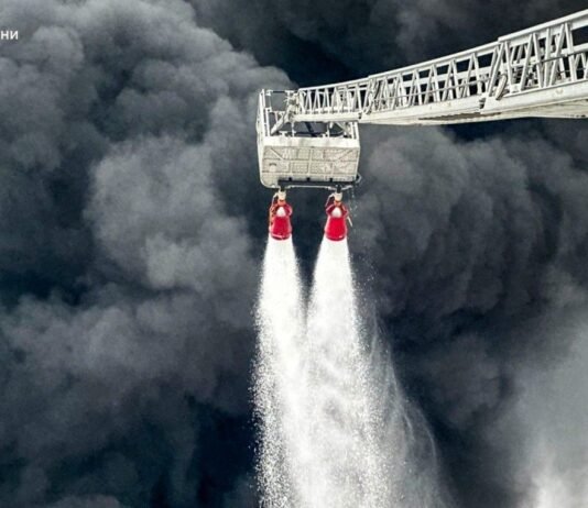 Во Львовской области все еще тушат пожар после ночной атаки России. Вредных веществ в воздухе нет