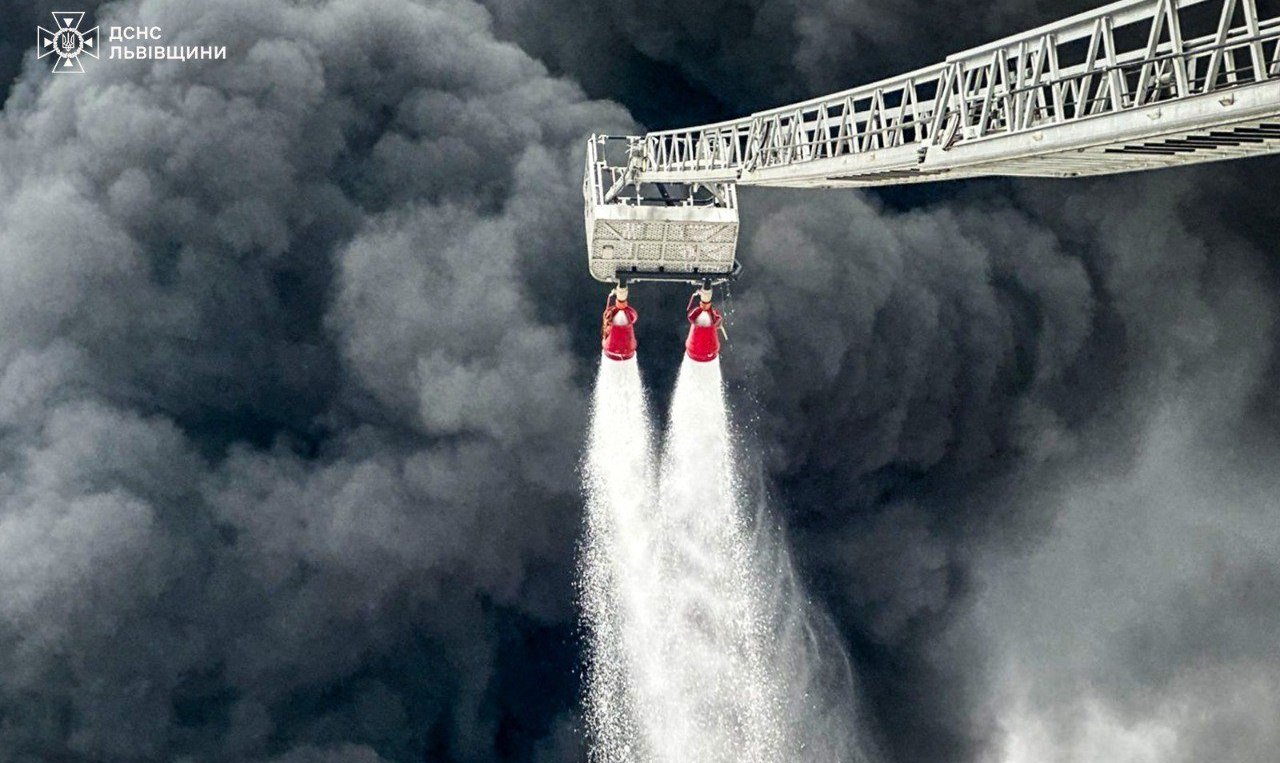 Во Львовской области все еще тушат пожар после ночной атаки России. Вредных веществ в воздухе нет