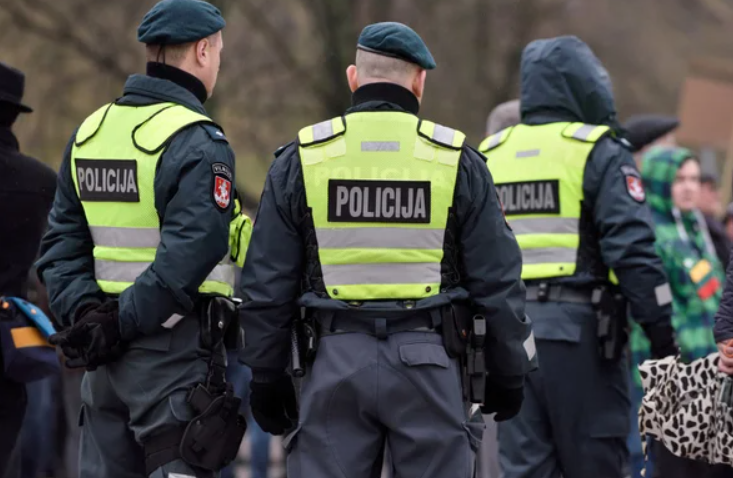 В Вильнюсе залетел воздушный шар с контрабандой. Подозреваемый ранил полицейского и сбежал