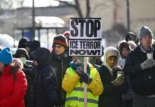 «Это похоже на красный террор». Как Трамп наказывает демократию рейдами ICE