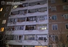 Россия снова атаковала спальный район Запорожья и промышленный объект: видео момента удара