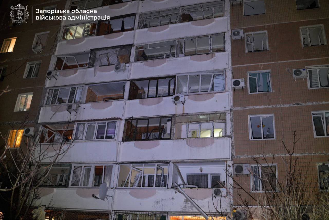 Россия снова атаковала спальный район Запорожья и промышленный объект: видео момента удара