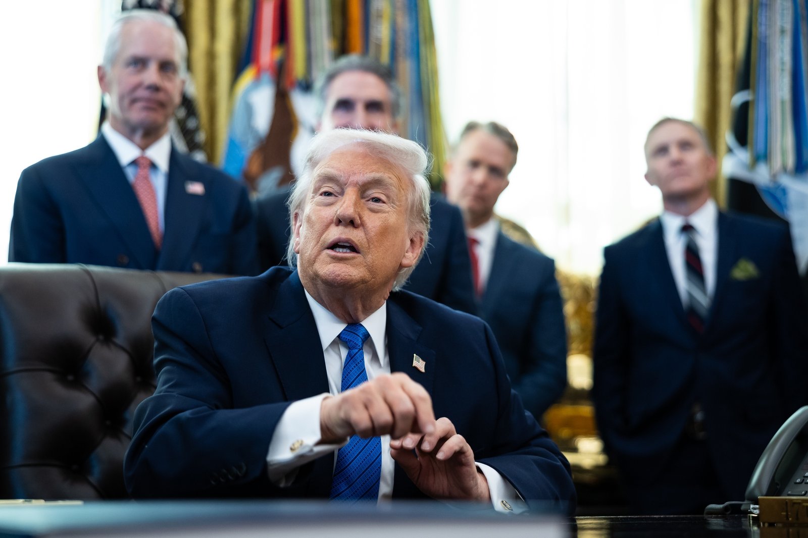 «Файлы Эпштейна». Минюст США опубликовал более 3 млн страниц документов и тысячи фото