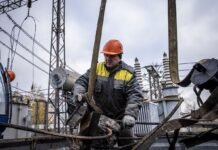 Энергетики и коммунальщики, которые ликвидируют последствия ударов РФ, получат «бронь»