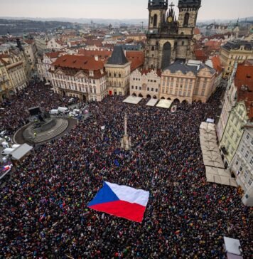 В Праге около 90 000 человек вышло на акцию в поддержку Павела – фото