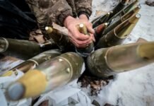 США хотят оштрафовать две компании за задержки поставок артснарядов Украине