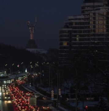 «Ближайшие дни будут тяжелыми» и свет до двух часов в Киеве: Минэнерго о ситуации в системе