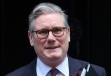 «Файлы Эпштейна». У премьера Британии говорят, что в отставку он не уходит