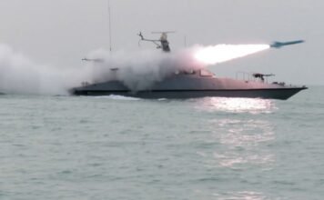 Иран провел учения в ключевом проливе для перевозки нефти и газа, за день до переговоров с США