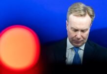 Президент Давосского форума подал в отставку из-за связей с Эпштейном