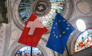 Швейцария закрыла банк, который США обвинили в отмывании денег для Медведчука и Курченко